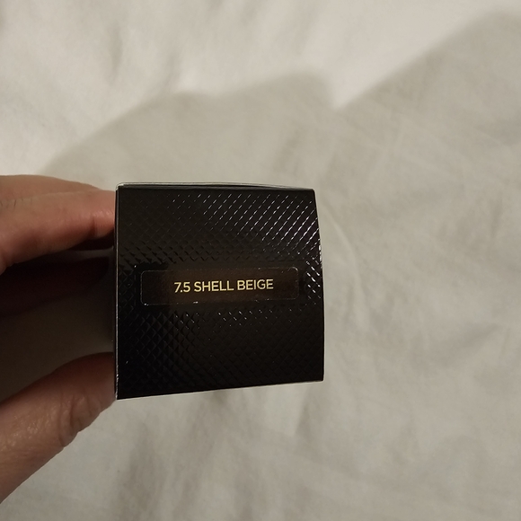 Tom Ford Traceless Foundation Stick in Shell Beige - Picture 4 of 6